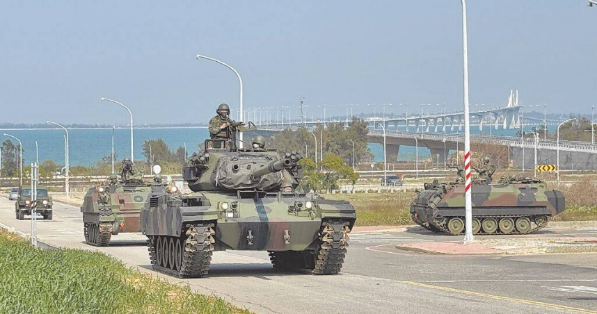 民間版的台海防衛兵推指出，以國軍現有兵力，現實上難以維持「島島皆守」的軍事防衛能量。圖為金防部在金門大橋烈嶼端進行「重要防護目標應援演練」。（圖／本報資料照片）