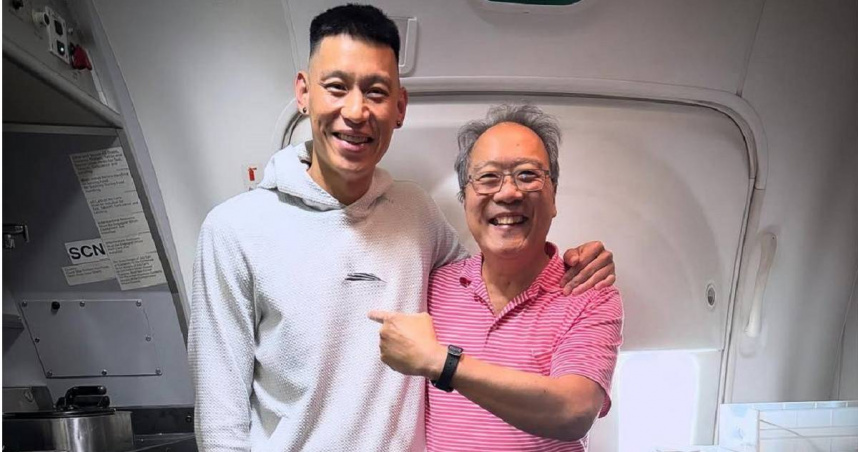 林書豪（左）在飛機上跟大提琴家馬友友合照。（圖／翻攝Jeremy Lin林書豪臉書）