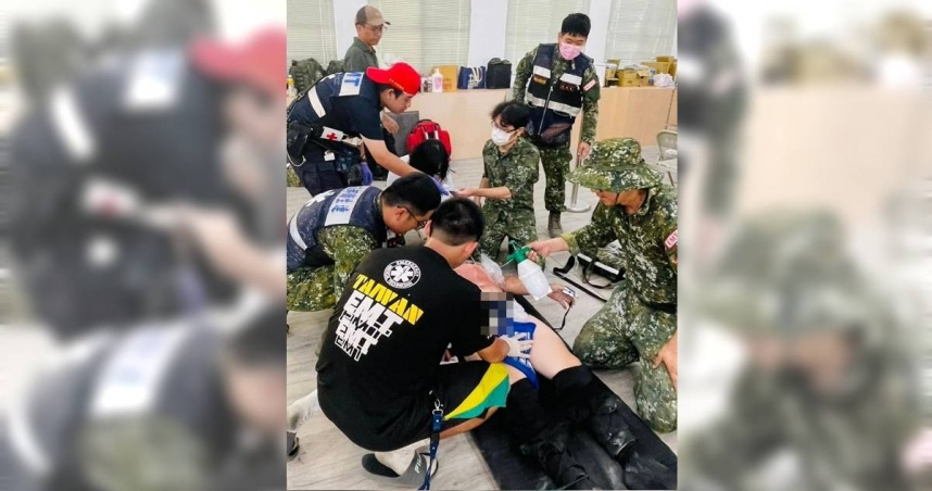 一名身體健壯的男子前往花蓮救災，卻因為酷暑出現熱衰竭症狀，由現場國軍醫療人員緊急救援後送醫，身體才逐漸好轉。（圖／翻攝自臉書／國軍花蓮總醫院）