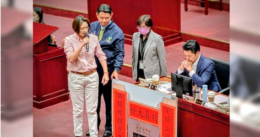 台北市議員林延鳳9日送給市長蔣萬安一幅對聯，藉此勸告不要做愛吹牛的「蔣大話」。（圖／林延鳳辦公室提供）