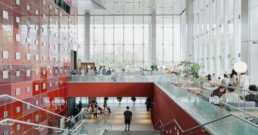 國家檔案館選址林口，紅色漸層烤漆玻璃帷幕除代表林口臺地紅土沉積，象徵檔案堆疊保存珍貴的國家記憶。圖／國發會