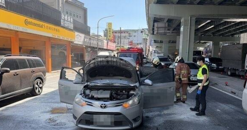 駕駛丟鞭炮攻擊車內人釀火燒車慘劇。（圖 ／翻攝畫面）