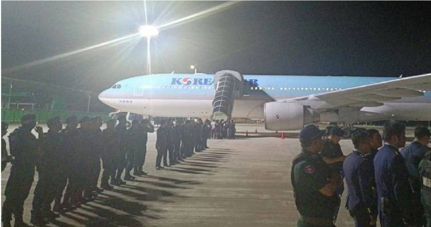 這是韓國史上第3次以包機方式從海外集體押解犯罪嫌疑人回國，亦創下單一國家遣返人數最多的紀錄。（圖／翻攝自《柬中時報》）