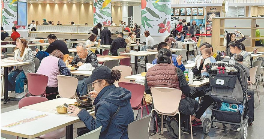 國發會公布９月景氣燈號，終止連4綠，呈現景氣「轉熱」的黃紅燈。圖為日式賣場及美食街人潮。（圖／報系資料照）