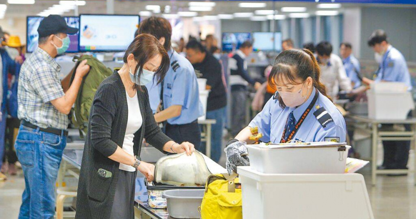 在桃機入境長廊的旅客非洲豬瘟手檢站，疫區國家入境旅客排隊手檢隨身行李。（圖／中國時報陳麒全攝）