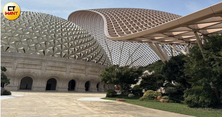 佛頂宮以佛祖髮髻為設計靈感，巨大的穹頂如袈裟覆蓋地面。（圖╱王若攝）