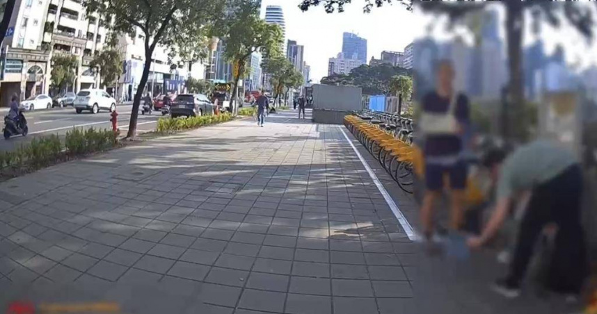 2人見到警方前來，立刻起身收物品。（圖／翻攝照片）