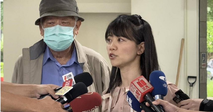 有位76歲老翁投訴在領取北市重陽敬老禮金網頁上，看到「上海市區公所」字樣，北市社會局對此報警處理並提出刑事告訴，投訴人喊冤只是小百姓，不是有心人士。（圖／中國時報張珈瑄攝）