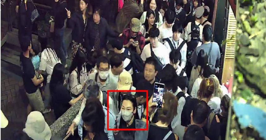 新北市瑞芳警分局本月14日接獲日籍旅客報案，指疑似在九份景點逛街時被摸走皮夾，經過警方兩日偵辦，昨（15）日晚間順利拘提兩名蒙古國籍女子竊嫌，瓦解跨國竊盜集團。（圖／翻攝畫面）