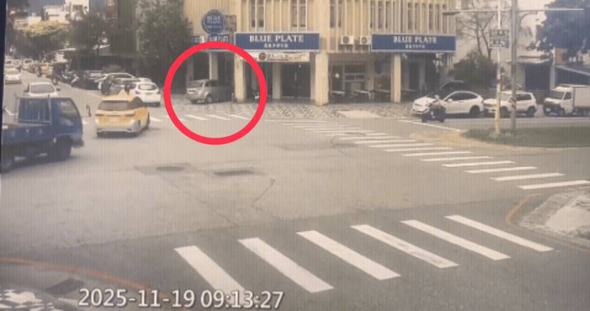 花蓮市區19日上午傳出有老翁疑似誤踩油門暴衝進早午餐店內。（圖／翻攝畫面）