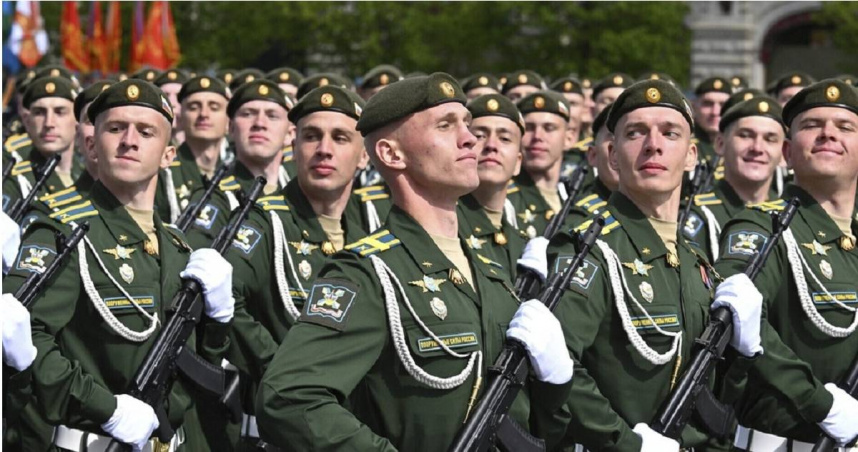 俄軍今年5月在莫斯科紅場舉行閱兵式，慶祝偉大衛國戰爭勝利80週年。（圖／達志／美聯社）