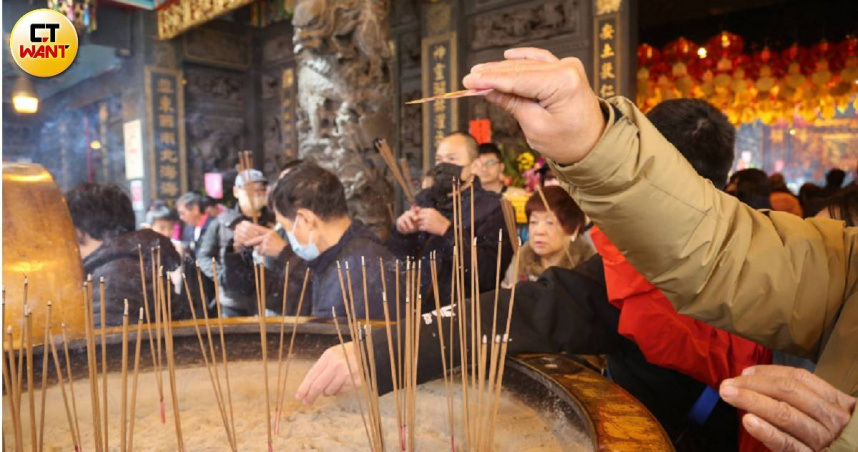 民俗命理人士小孟老師拍攝影片分享對2026年整體趨勢的觀察，指出年中前變數偏多、下半年可望逐步回穩。（示意圖／黃鵬杰攝）