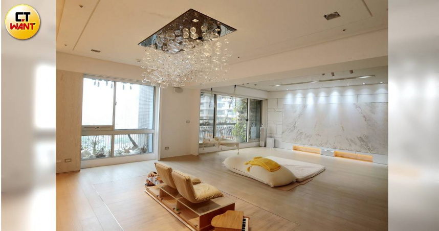 開箱豐謙建設總經理劉瑞麟的家，偌大客廳僅擺放了幾個簡單家具，他喜歡純白空間，能感受光影流動，陽台還種了各式植栽，打造療癒居家環境。（圖／周志龍攝）