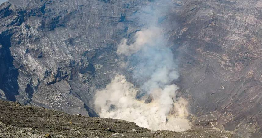 日本熊本一架觀光直升機在熊本縣阿蘇市失蹤，最新消息傳出在火山口北側發現疑似機體殘骸，外交部及交通部觀光署都做出回應了。（示意圖／阿蘇山火山防災連絡事務所）