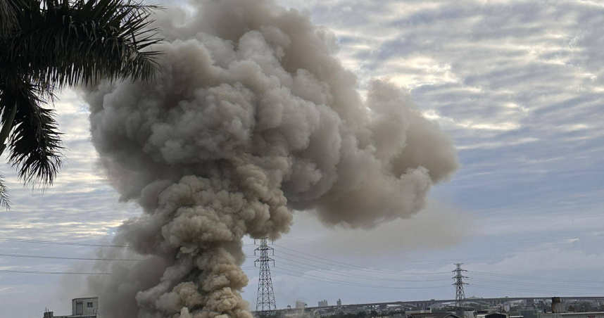 宜蘭冬山鄉一間汽修廠26日上午突然發生火警事故。(圖／翻攝自臉書社團宜蘭知識+)