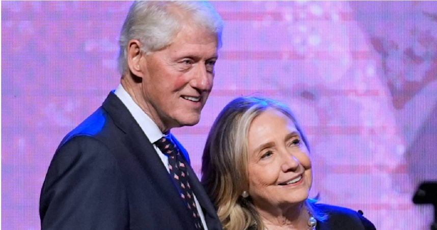 民主黨籍前總統比爾柯林頓（Bill Clinton）與其妻、前國務卿希拉蕊（Hillary Clinton）。（圖／達志／美聯社）