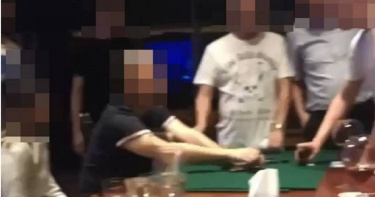 新北刑大偵二小隊長陳秋中與「茶壺邱」關係密切被傳喚，右3白衣男子為茶壺邱。（圖／報系資料照）