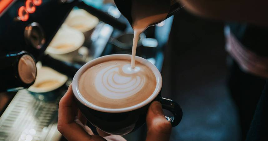 英國1名女子近日意外成為「理論上」全球史上最富有的人，但這筆驚人財富卻只能用來買咖啡與可頌。（示意圖／unsplash）