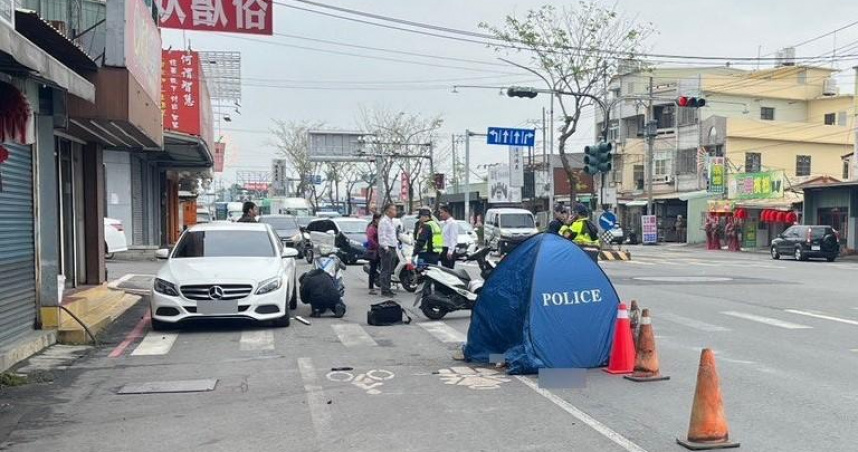 嘉義市北港路4日發生死亡車禍，55歲孫姓女騎士閃避違停車輛時遭聯結車輾斃，家屬已對兩名駕駛提出告訴。（圖／翻攝畫面）