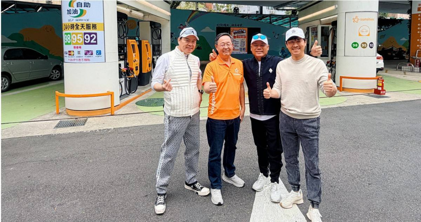 曾國城（左起）、陽光加油站董事長劉陽明、巫啟賢、侯昌明出席公益活動。（圖／OSGA中華演藝人高爾夫協會提供）