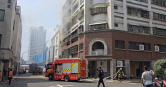 台南安平區平豐路一棟公寓3月29日上午3樓起火，消防人員到場灌救並疏散住戶，無人傷亡。（圖／翻攝畫面）