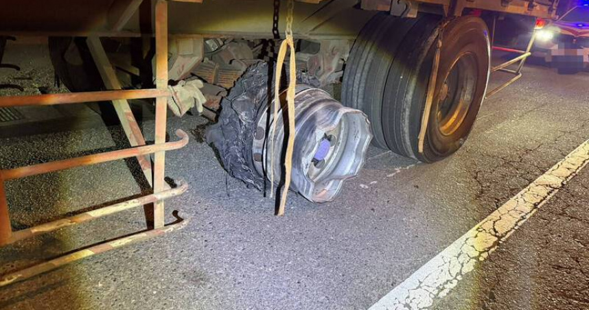 國1溪湖段凌晨「29車連環撞」　聯結車爆胎碎片散落釀禍