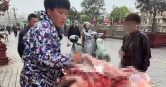 大陸湖南省邵陽市21歲青年孫攀肩負家庭重擔，靠賣豬肉撐起一家人的生活。（圖／翻攝自極目新聞）