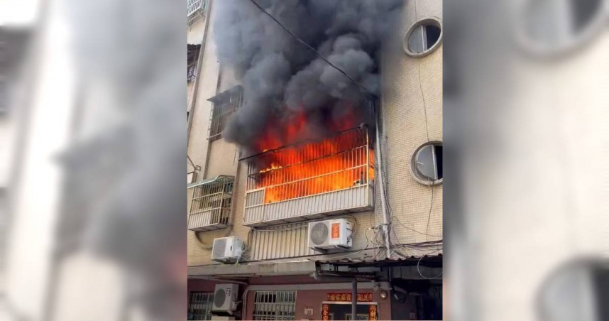 桃園公寓起火「超濃黑煙」竄出窗戶　屋主妹命危搶救中