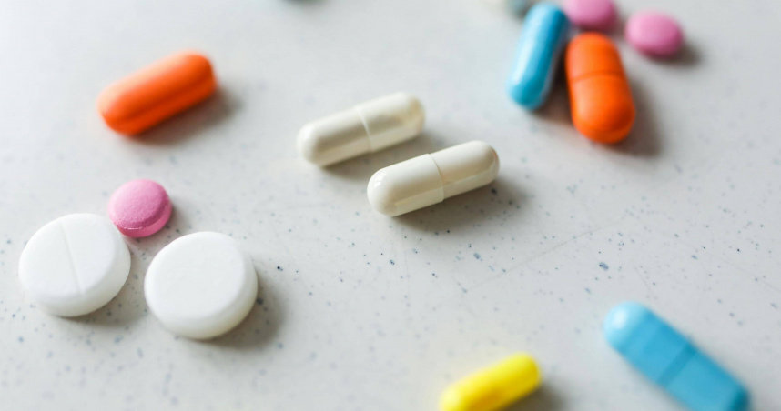 一名母親發文控訴要求藥師磨粉，遭受刁難。（示意圖／Pexels）