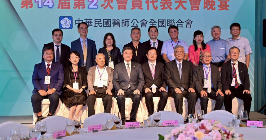 行政院長卓榮泰28日出席「中華民國醫師公會全國聯合會第14屆第2次會員代表大會」會後餐敘。（圖／取自行政院網站）