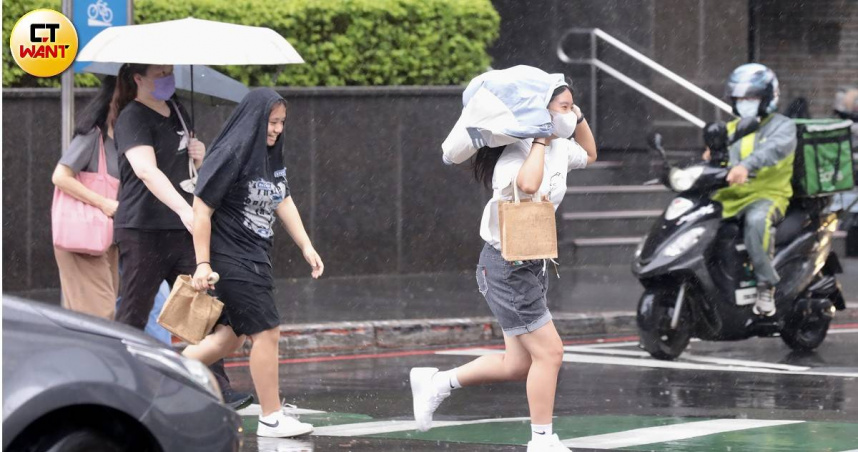 颱風夾帶狂風豪雨，醫師提醒淋雨後請盡快換掉濕衣、濕襪，並擦乾身體和頭髮，必要時洗個溫水澡。（圖／黃耀徵攝）
