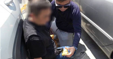 市刑大幹員趁葉姓藥頭開車門之際，兩側包抄，讓葉男無法逃竄，當場逮捕。（圖／警方提供）