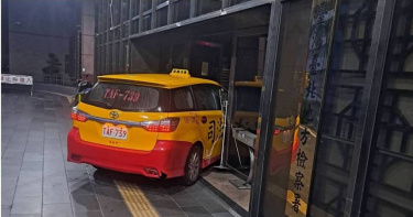計程車司機邵立達為抗議司法不公，開車衝撞台北地檢署大門。（圖／翻攝邵立達臉書）