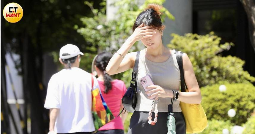 明天各地天氣高溫炎熱，大台北高溫上看36度。（示意圖／方萬民攝）