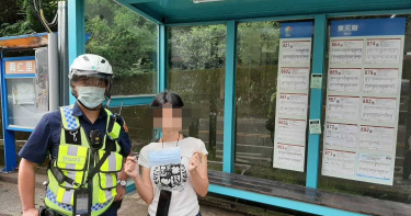 女與夫爭執負氣下車好絕望 好在警方暖心及時「罩」