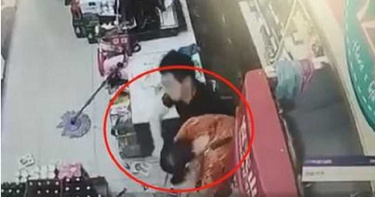 店員神手速!酒瓶連續「爆頭9次」砸茫搶匪 網笑翻:手起刀落