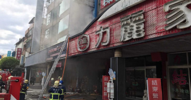大樓地下室起火 3樓兒童足球俱樂部遭殃 2成人、14孩童送醫治療