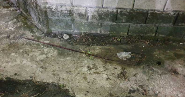 民宅鐵窗搖晃 消防員被當拆除工頸部遭鋼筋刺穿濺血