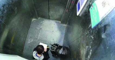 「淡定小弟」困電梯!霸氣當自修室用「算數學」 副校長超感動