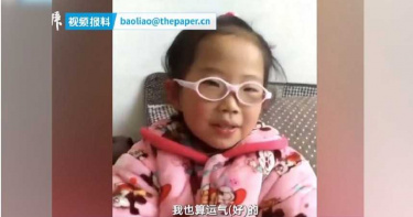 10歲女童單手包餃子爆紅 母教導「直面缺陷」:從不遮掩