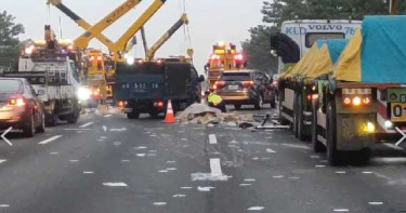 清晨未開大燈視線不清 大貨車國道追撞自小客齒輪掉滿地