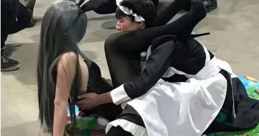 動漫展好鹹濕!兔女郎「騎乘位」伸舌淫舔 遭罵反嗆網:跟你有啥關係?
