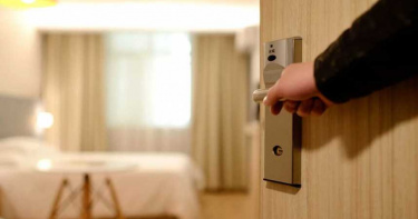 酒吧巧遇46歲女上司!菜鳥認「當晚做了」 提離職被慰留:不用努力工作