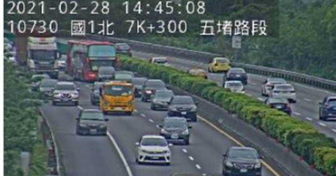 國1北向7.7公里處發生2輛小客車追撞事故。（圖／高公局提供）