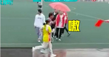 大隊接力遇豪雨!男高生濕身為她撐傘陪跑 全校嗨翻:狗糧來得猝不及防