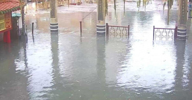 9縣市豪大雨特報!彰化水淹小腿肚 鹿港天后宮「廣場變池塘」畫面曝光