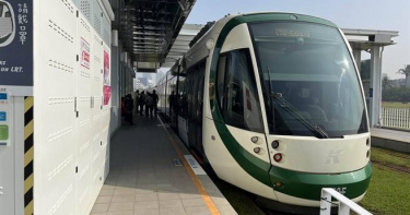 台電303全台大停電，高雄輕軌當天因停電影響停駛，列車停在站體等候復電。（讀者提供／石秀華高雄傳真）