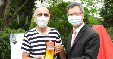 外交部東部辦事處長胡琪斌（右）今頒贈東部首張「睦誼獎章」予定居花蓮18年的法籍石雕家約瑟夫（左），感謝他對台灣的藝術創作的貢獻。（圖／中國時報記者羅亦晽攝）