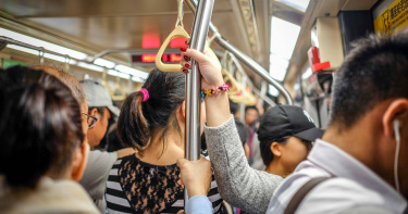 許多住在外縣市的人每天都會通勤到台北上班。(示意圖/Unsplash)