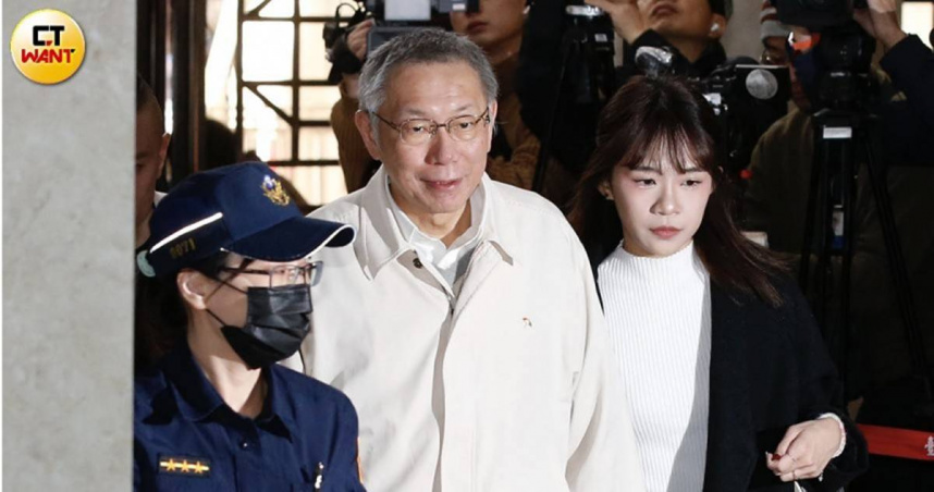 最終裁定柯文哲7000萬元交保，並配戴電子腳鐐，且限制出境、出海和住居等「三限」8個月。（圖／黃耀徵攝）